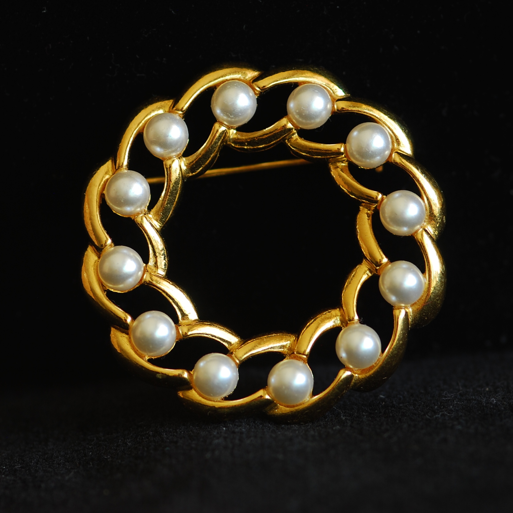 Napier 1960’s Gold Tone Wreath Pin Featuring Faux Pearls – Signed ...